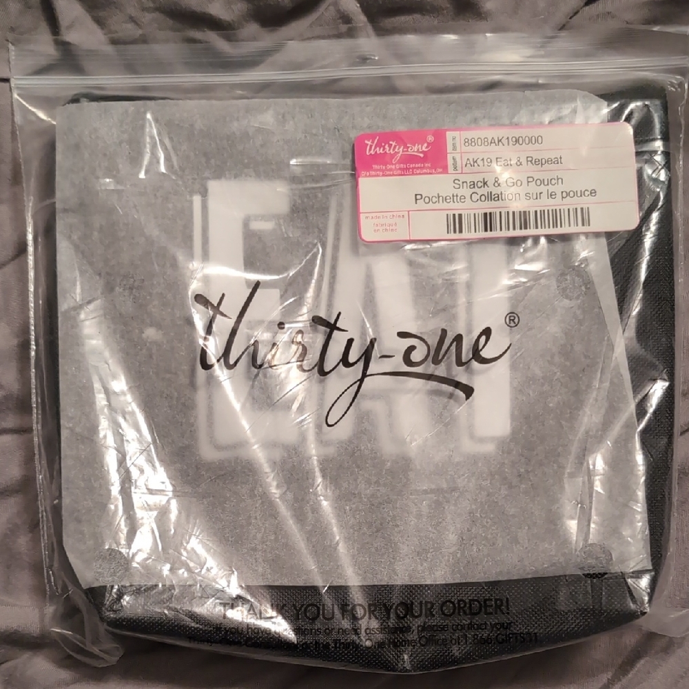 *NEW Listing* thirty-one Black Snack & Go Pouch - EAT